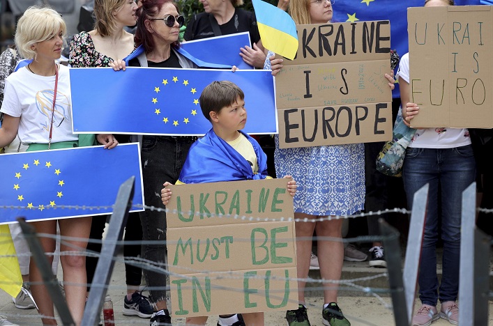 Европа верит в невоенный путь к победе Украины через перспективы членства в ЕС.