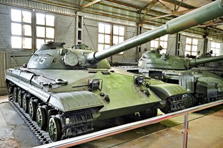 Rosja naprawia swoje czołgi T-62 i BTR-50 z powodu niedoboru pojazdów pancernych na polu walki.