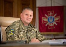 Le commandant en chef des forces armées explique que l’opération à Bakhmut est cruciale pour la stabilité de l’ensemble de la défense du front. 
