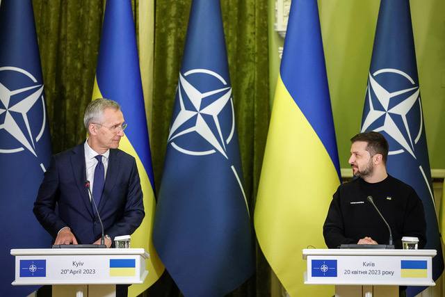 Jens Stoltenberg hat der Ukraine in Kyjiw die weitere Unterstützung der NATO zugesichert, und Selenskyj bat um Waffen.