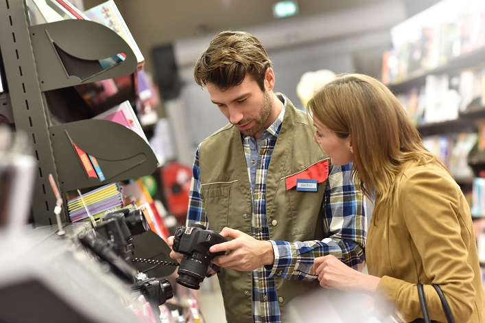 Los expertos comparan las actitudes de compra de los consumidores en Ucrania, la UE y Estados Unidos; Los ucranianos se ajustan el cinturón con la tecnología y el entretenimiento.