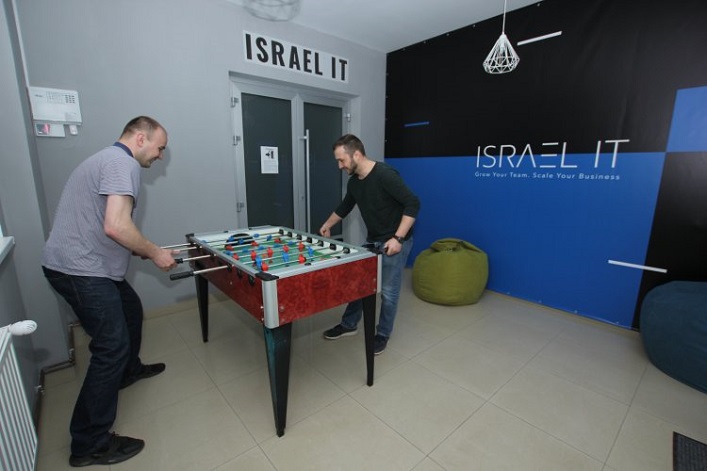 Un desarrollador de software israelí absorbió la empresa ucraniana Mergewave Capital y está buscando otros subcontratistas.