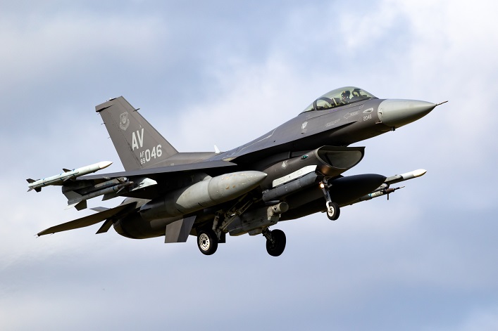 Коли Україна отримає F-16, хто їх надасть та скільки літаків потрібно аби змінити хід війни – огляд ЗМІ.