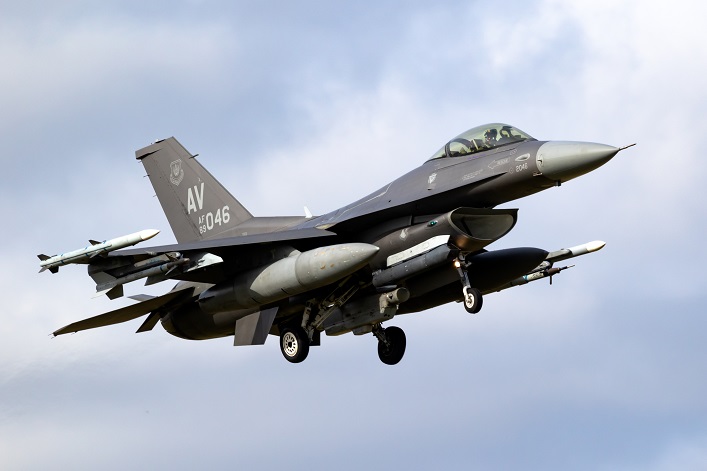 The first F-16s will arrive this summer, together with more ammunition ...