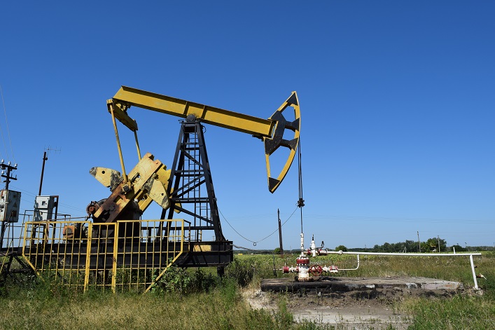 Luka w pułapie cen ropy naftowej pozwala Federacji Rosyjskiej zarabiać miliardy.