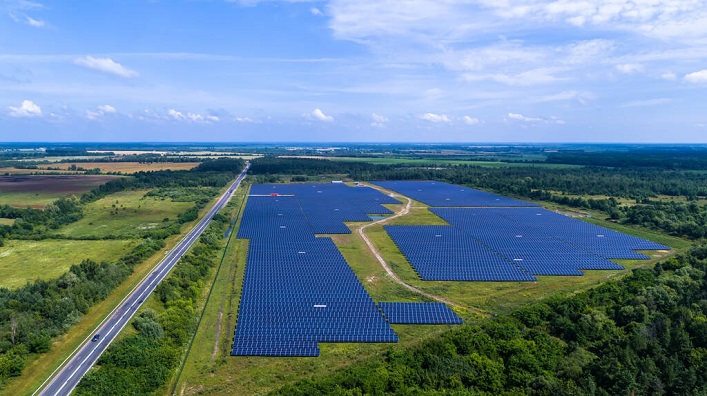 Європа почала курс на скорочення залежності від Китаю та будує найбільший завод сонячних панелей.