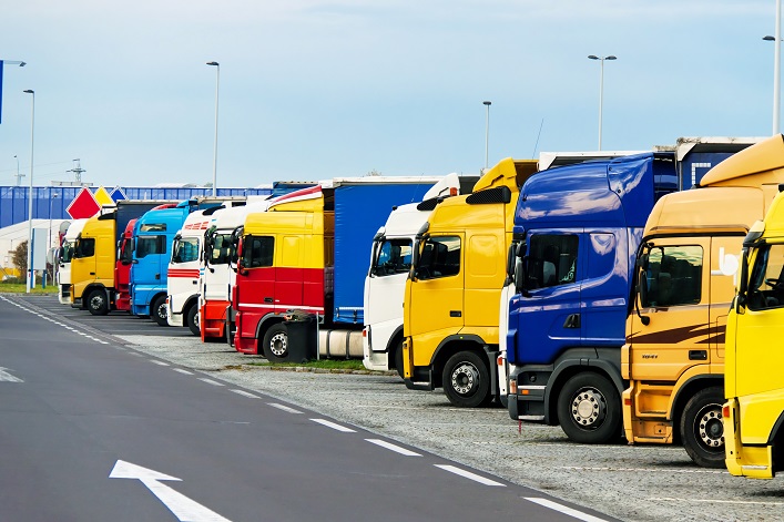 Los camiones con exportaciones ucranianas están atascados en colas en la frontera polaca.