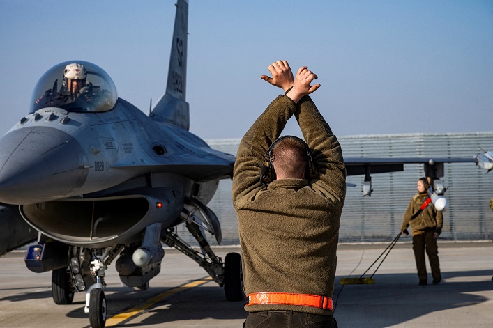 The first stage of Ukrainian pilot training on the F-16 will occur in Britain.
