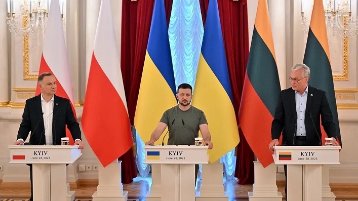 Зеленський вітає президентів Польщі та Литви у Києві.