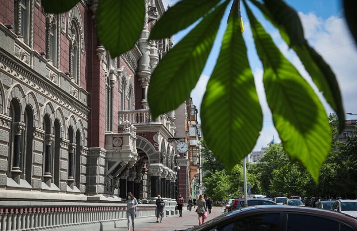 Restrykcje walutowe NBU grożą niewypłacalnością w sektorze korporacyjnym i wzrostem kosztów kredytów dla państwa.