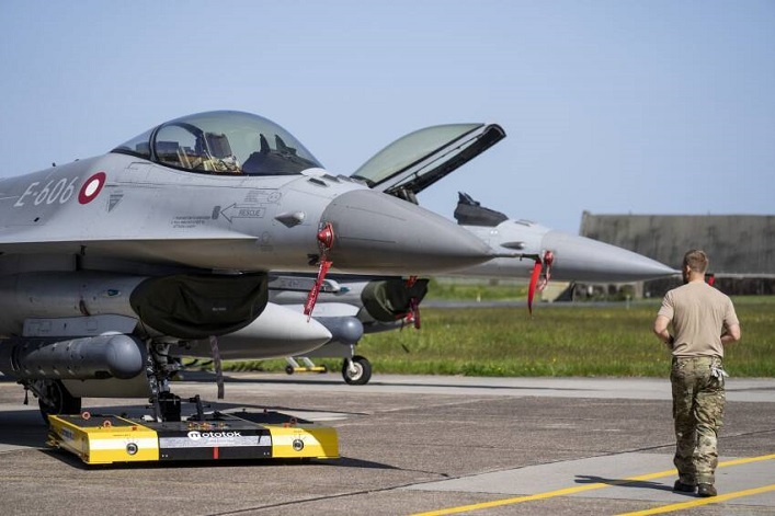 Szkolenie Ukraińców na F-16 zostaje przełożone; samoloty nie będą dostępne w tym roku.