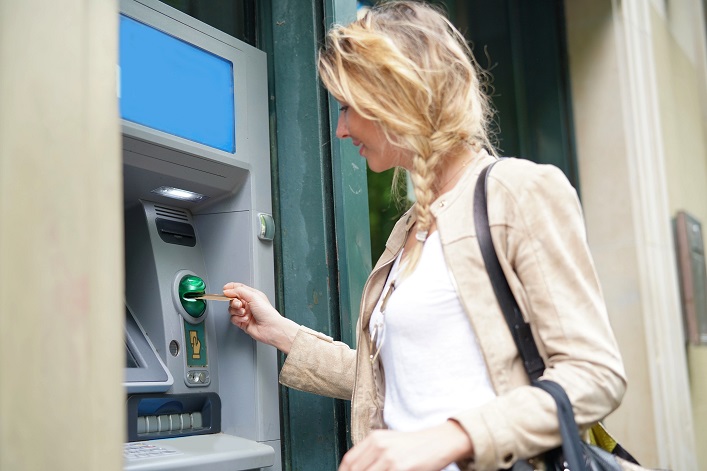 Die Ukrainer müssen eine Telefonnummer eingeben, um ihre Debitkarten mit Bargeld aufzuladen.