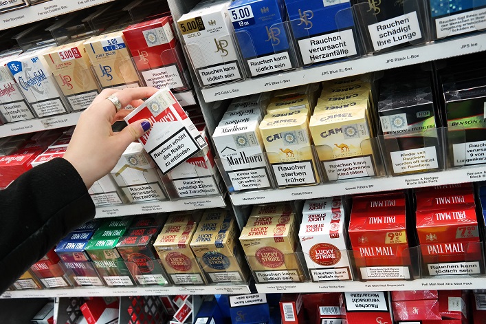 Uno de cada tres paquetes de cigarrillos en Ucrania es falsificado.
