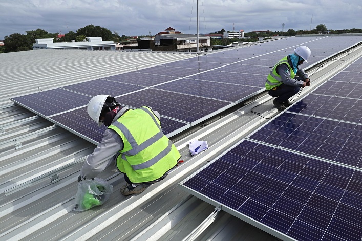 Einer der größten Einzelhändler in der Ukraine installiert auf den Dächern seiner Geschäfte Solarzellen, um 30% seines Energiebedarfs mit Ökostrom zu decken.