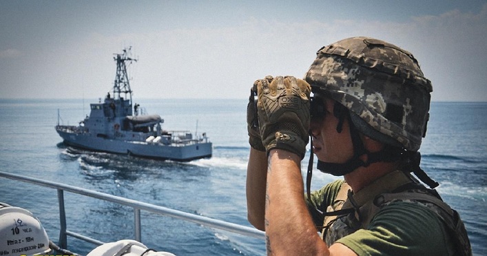 Ucrania responde a las amenazas rusas advirtiendo que puede atacar barcos rusos.