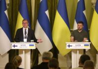 La Finlande prépare régulièrement des paquets d'aide à l'Ukraine avec des armes lourdes et un plan national d'aide à la reconstruction. 