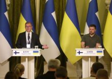 Finlandia przygotowuje regularne pakiety pomocy dla Ukrainy z ciężką bronią i narodowym planem pomocy w odbudowie.