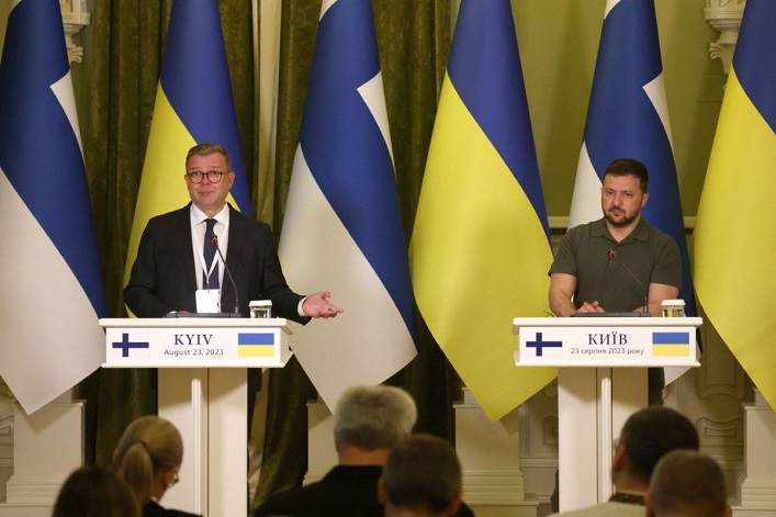 Finnland bereitet regelmäßige Hilfspakete für die Ukraine mit schweren Waffen und einen nationalen Plan für den Wiederaufbau vor.