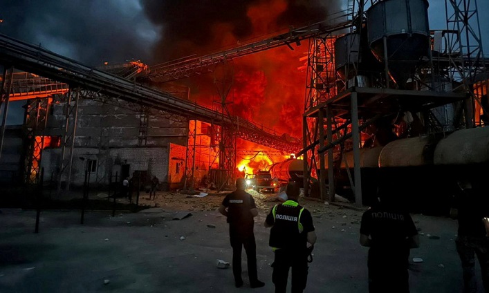Nach einem russischen Drohnenangriff geriet die Krementschuk-Ölraffinerie in Brand, doch gleichzeitig beschädigten ukrainische Streitkräfte in der Nähe von Moskau Regierungsflugzeuge in einem Öldepot bei Sotschi.