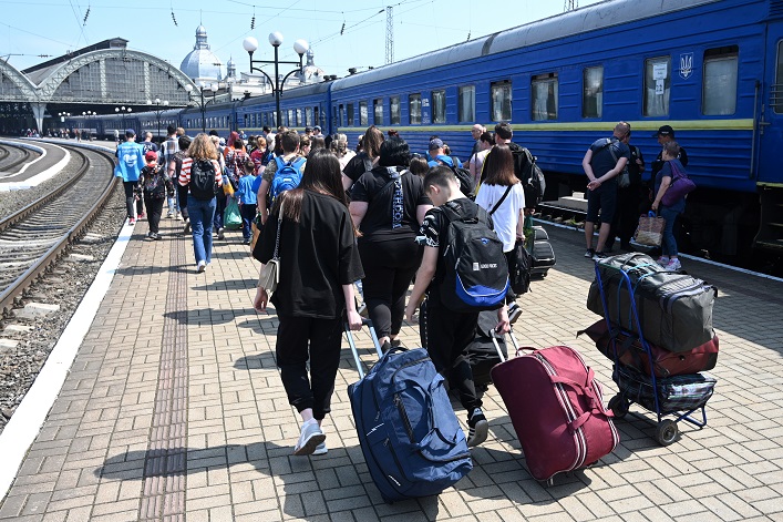 Українські біженці тікають з Польщі до Німеччини.