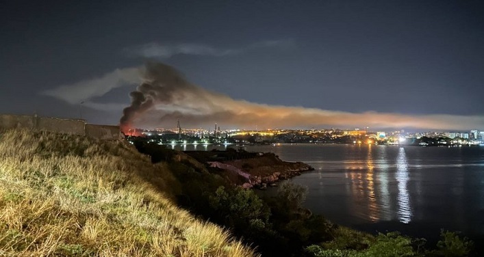 L’Ukraine a frappé Sébastopol occupé et a endommagé un navire russe et un sous-marin; la Russie a frappé Odessa. 