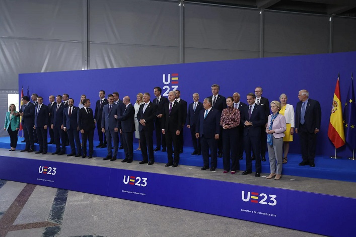 На саммите лидеров ЕС в Гранаде расширение Евросоюза определено как инвестиция в мир и стабильность.