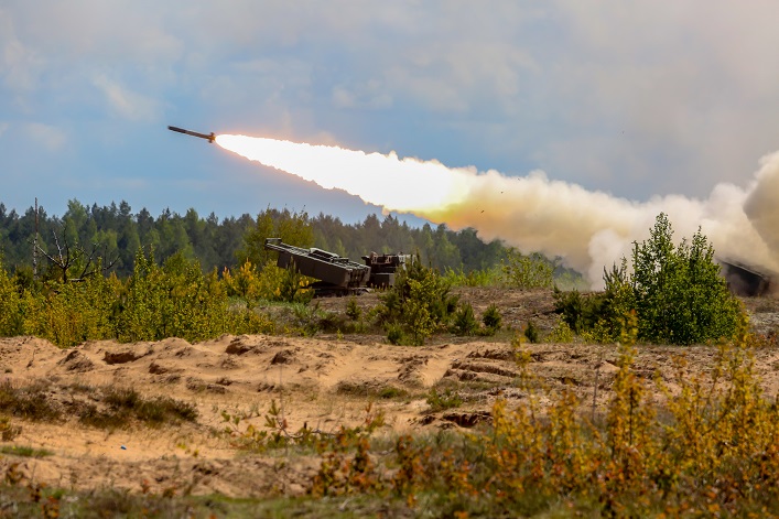 Estados Unidos está preparando un paquete de defensa para entregarlo a Ucrania a finales de año, Alemania está duplicando su presupuesto de ayuda y Finlandia está aumentando la producción de municiones.