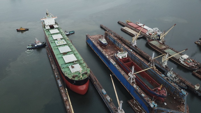 Nachdem die ukrainischen Streitkräfte eine russische Ölraffinerie und ein strategisches Objekt auf der Krim angegriffen hatten, griffen die Besatzer eine Schiffsreparaturanlage in Odesa an.