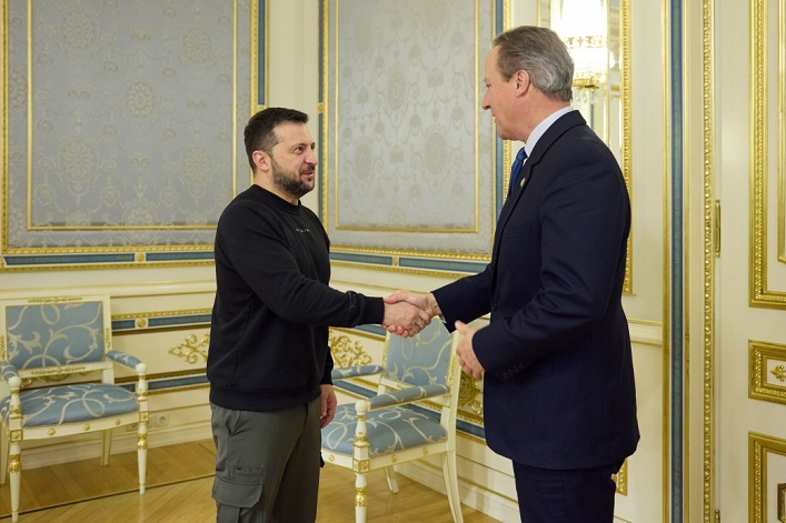 El recién nombrado Ministro de Asuntos Exteriores británico, David Cameron, visita Ucrania.