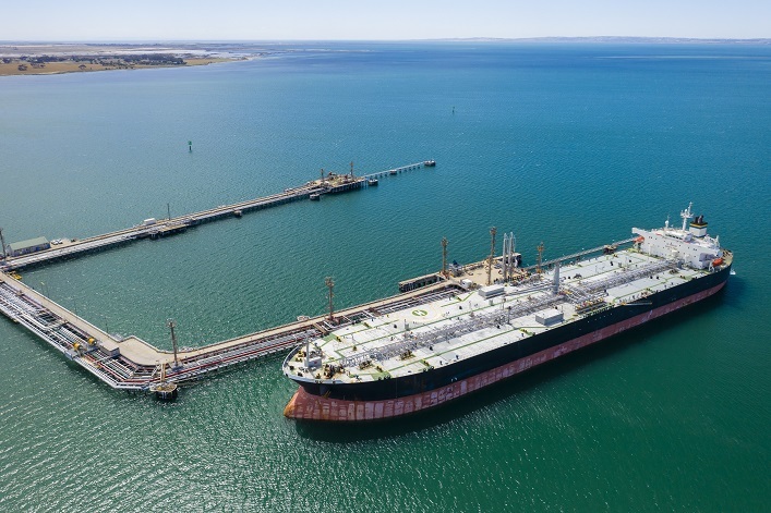 Les exportations russes ont chuté de près de 30% en un an et les sanctions américaines ont bloqué leur flotte de pétroliers.