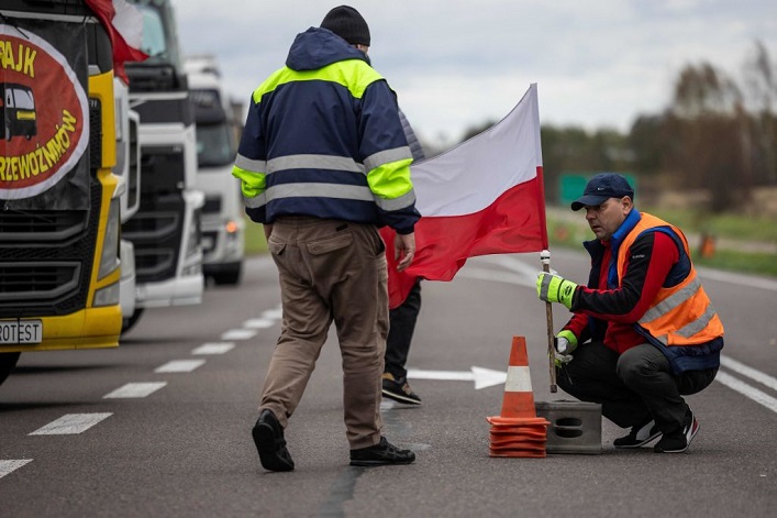 Українські перевізники втрачають €300 на день через блокаду польського кордону, ЄК готується покарати Польщу.