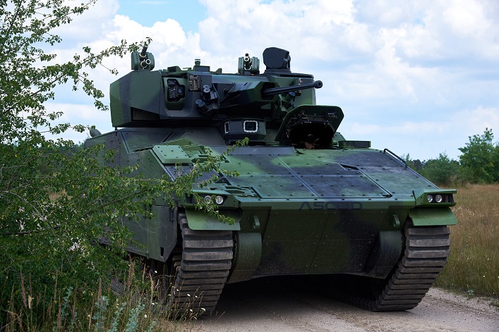 Die Ukraine wird westliche Schützenpanzers produzieren und Russland unterbricht einen Kaufvertrag für Militärjets.