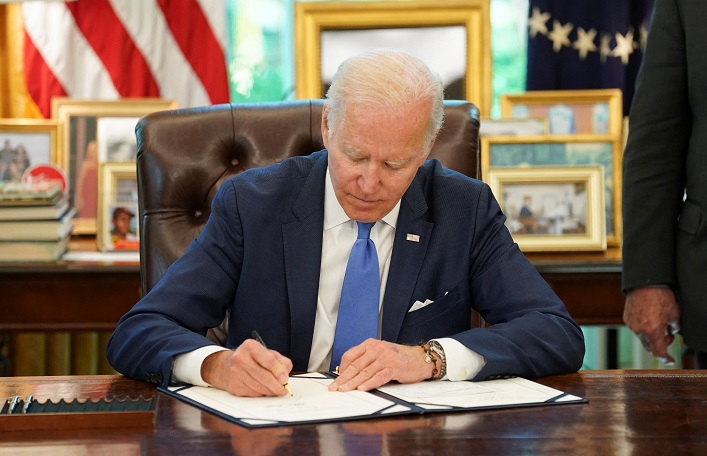 Biden aprueba el presupuesto de defensa estadounidense de 300 millones de dólares para Ucrania y su administración ha iniciado negociaciones urgentes con el G7 para transferir los activos rusos congelados.
