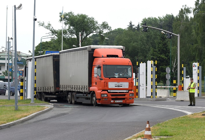 Польские перевозчики прекратили блокаду границы, а ЕК не согласна с требованием Польши восстановить квоты на украинскую продукцию.