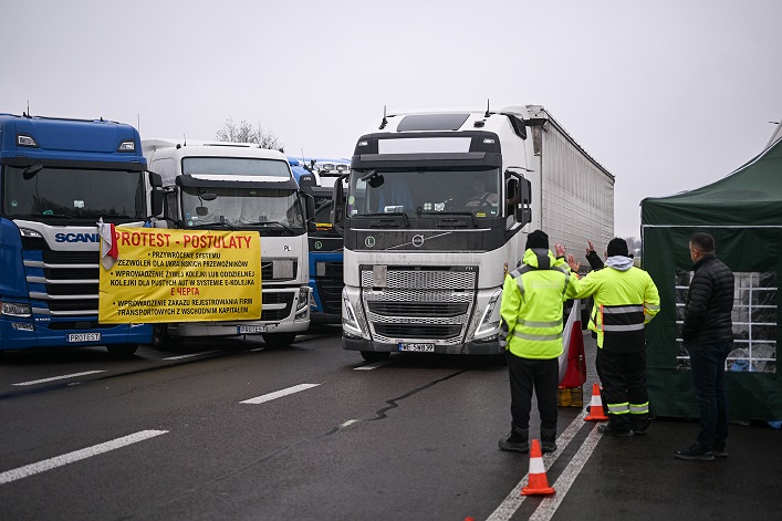 Поляки знову заблокували найбільший пункт пропуску та вимагають окремий пункт для своїх вантажівок в обмін на розблокування кордону.
