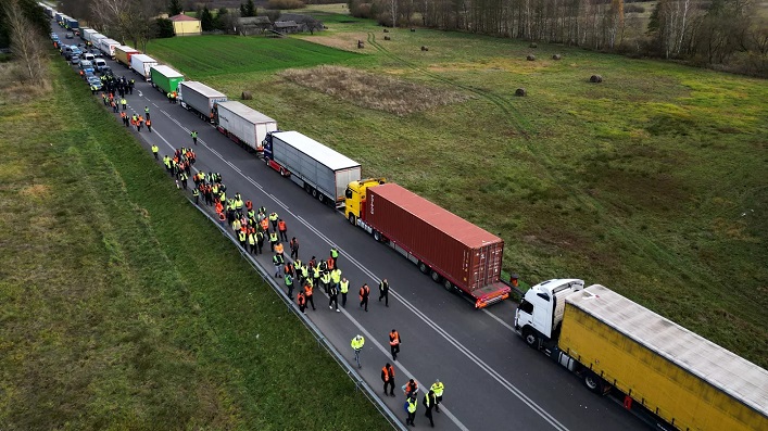 Україна втратить майже ₴8 млрд від блокади кордону Польщею і може застосувати дзеркальні торговельні обмеження.