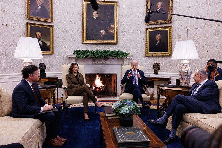 Biden se reunió con miembros del Congreso y discutió la ayuda a Ucrania; acordaron abordar el problema.