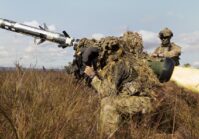 L'aide militaire continue d'arriver en Ukraine: Javelin, munitions antichar, entraînements et nouveaux engagements.