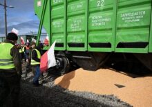 Польские фермеры блокируют железную дорогу и выбрасывают зерно из вагонов.