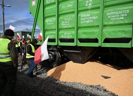 Polish farmers have blocked the railway and dumped grain from the wagons.