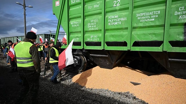 Les agriculteurs polonais ont bloqué le chemin de fer et déversé les céréales des wagons.