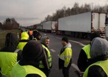 Польща звинувачує ЄК у ситуації на українському кордоні та вимагає відновити квоти на експорт української продукції до ЄС; Україна очікує заборони ЄС на імпорт з Росії.