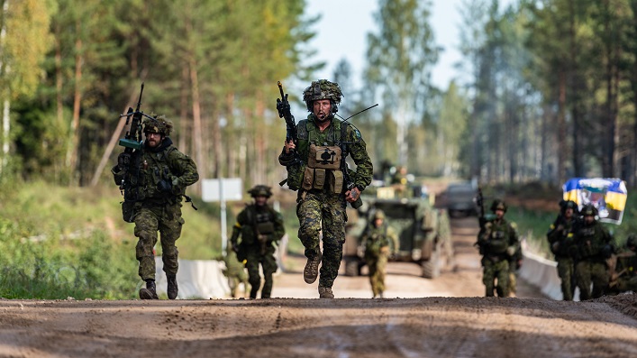 Deutschland deutet einen möglichen russischen Angriff auf die NATO ab 2026 an, während die Diskussionen über westliche Truppen in der Ukraine weitergehen.