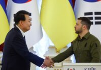 Südkorea wird der Ukraine 2,3 Mrd. USD an Hilfe zukommen lassen, Litauen schickt gepanzerte Mannschaftstransporter und Drohnen, und Estland stellt eine weitere Mio. Granaten bereit.