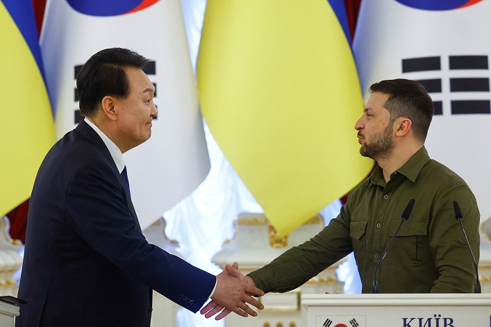 Südkorea wird der Ukraine 2,3 Mrd. USD an Hilfe zukommen lassen, Litauen schickt gepanzerte Mannschaftstransporter und Drohnen, und Estland stellt eine weitere Mio. Granaten bereit.