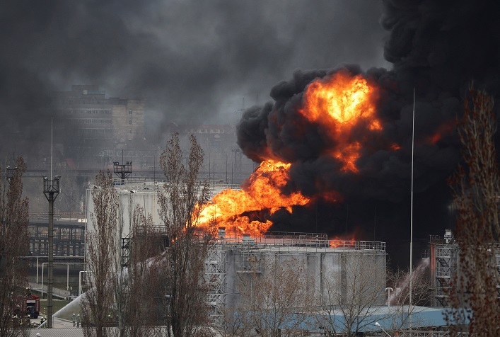 Ukraina musi zniszczyć trzy do czterech rafinerii ropy naftowej miesięcznie, aby sprowokować kryzys paliwowy w Rosji,