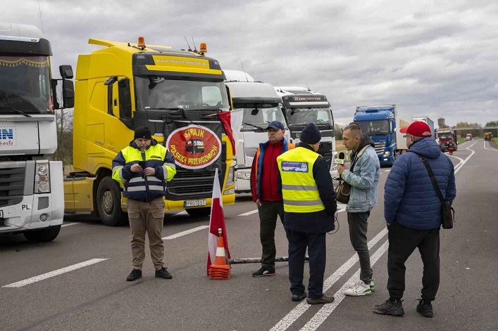 Україна оптимістично налаштована щодо питання блокади польського кордону; уряд Польщі вимагає припинити блокаду.