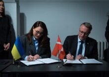 Dänemark wird zusätzlich ca. 420 Mio. EUR für den Wiederaufbau der Ukraine und die Entwicklung eines grünen Energiesektors bereitstellen.