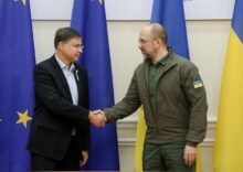 UE zapewni Ukrainie 3,4 mld euro w ramach finansowania przejściowego i przeznaczy 121 mln euro na dokapitalizowanie EBOiR w celu zwiększenia pomocy dla Ukrainy.