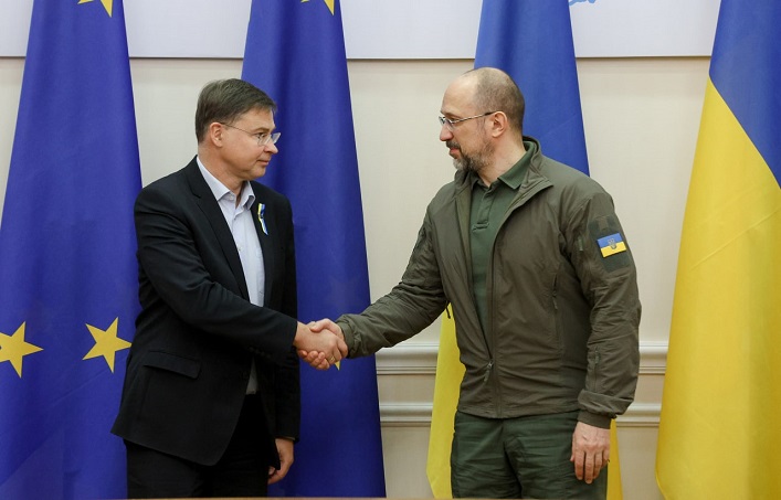 UE zapewni Ukrainie 3,4 mld euro w ramach finansowania przejściowego i przeznaczy 121 mln euro na dokapitalizowanie EBOiR w celu zwiększenia pomocy dla Ukrainy.